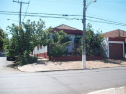 Vendo Casa de esquina de alvenaria no centro de Cruz Alta.